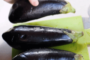 Pasta Alla Norma Recette Sicilienne Authentique - Coupez les aubergines en morceaux