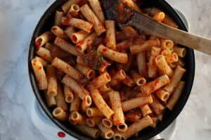 Pasta Alla Norma Recette Sicilienne Authentique - Mélangez jusqu'à ce que le tout soit bien enrobé