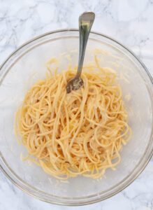 Pasta a Frittata : Pâtes Frites à l’Italienne - Mélangez les pâtes avec l'œuf et le Parmesan