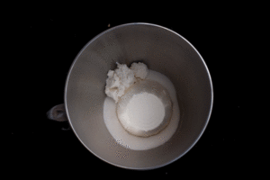 Pastiera Napoletana crémeuse (Tarte de Pâques à la ricotta) - Ajoutez tous les ingrédients de la garniture au blé, sauf les blancs d'œufs