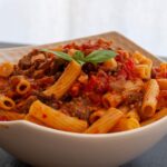 Pâtes au ragoût d'espadon et aux aubergines - en-tête