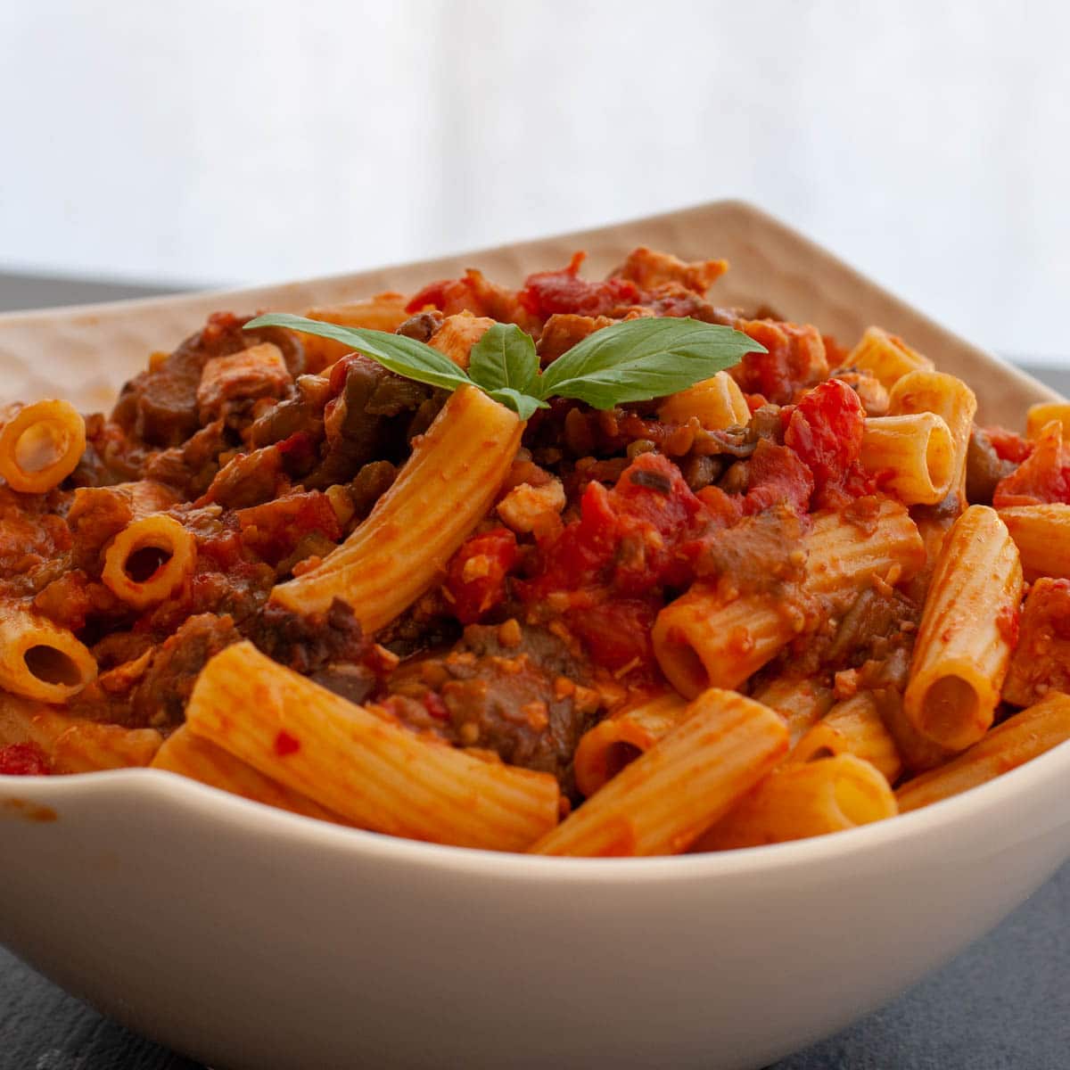 Pâtes au ragoût d'espadon et aux aubergines - en-tête