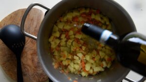 Pâtes et pommes de terre - Mélangez et ajoutez du vin blanc.