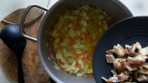 Pâtes et pommes de terre - Ajoutez le bacon et les piments rouges si vous aimez épicé.