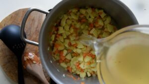 Pâtes et pommes de terre - Lorsque le vin s'est évaporé, ajoutez du bouillon (juste pour couvrir le fond de la casserole, sans recouvrir tous les ingrédients).