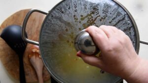 Pâtes et pommes de terre - Couvrez et laissez mijoter quelques minutes.