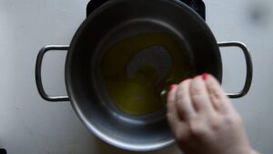 Pâtes et pommes de terre - Versez de l'huile d'olive dans une grande casserole à pâtes.