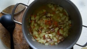 Pâtes et pommes de terre - Mélangez et ajoutez du bouillon si nécessaire. Laissez mijoter quelques minutes supplémentaires.