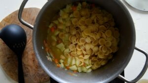 Pâtes et pommes de terre - Ajoutez les pâtes.
