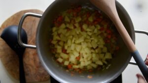 Pâtes et pommes de terre - Ajoutez les pommes de terre, coupées en petits morceaux.