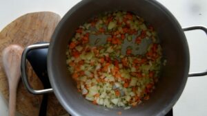 Pâtes et pommes de terre - Ajoutez la carotte, le céleri et l'oignon, coupés en dés, puis faites revenir pour réaliser un soffritto.