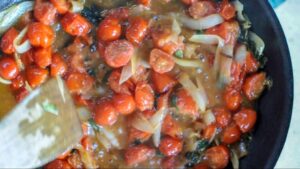 Pâtes italiennes aux crevettes et tomates cerises - Laissez mijoter à couvert à feu doux en remuant de temps en temps