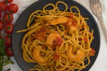 Pâtes italiennes aux crevettes et tomates cerises - En-tête