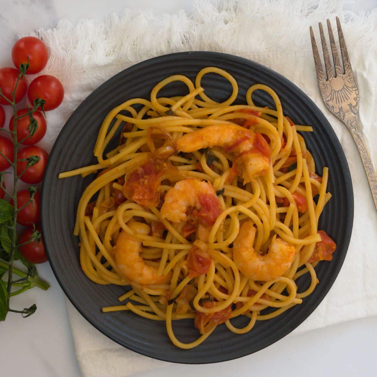 Pâtes italiennes aux crevettes et tomates cerises - En-tête