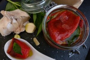 Poivrons rôtis à l'italienne - Ajoutez l'ail, le basilic, le sel et l'huile d'olive.