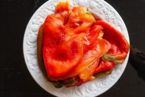 Poivrons rôtis à l'italienne - Retirez les graines et coupez les poivrons en lanières.
