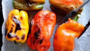 Poivrons rôtis à l'italienne - Retournez les poivrons jusqu'à ce que toute la peau soit brûlée. Veillez à ce que la peau soit brûlée partout, car il est difficile de l'enlever si elle ne l'est pas. Ne faites pas cuire trop longtemps afin que la chair reste ferme.