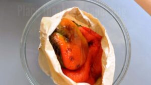 Poivrons rôtis à l'italienne - Placez les poivrons dans un sac en papier et fermez-le.