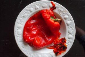 Poivrons rôtis à l'italienne - Laissez complètement refroidir les poivrons. Une fois froids, retirez la peau. Elle s'enlèvera facilement.