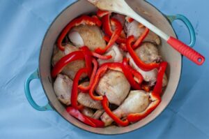 Poulet italien aux poivrons - Ajoutez les poivrons, coupés en longues lanières, puis assaisonnez avec du sel et du poivre