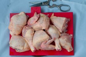 Poulet italien aux poivrons - Découpez le poulet en morceaux et séparez les ailes du blanc