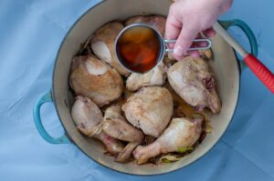 Poulet italien aux poivrons - Versez le vin Marsala ou le vin blanc et laissez évaporer quelques minutes