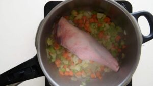Ragoût de jarret d'agneau braisé - Lorsque les légumes sont légèrement cuits, ajoutez la viande et faites-la dorer sur toutes les faces