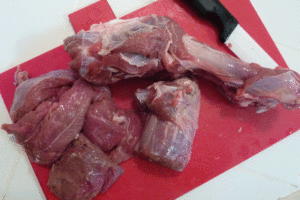 Ragoût de jarret d'agneau braisé - Retirez la partie supérieure charnue d'une cuisse d'agneau que vous pouvez cuire au barbecue et gardez l'os ainsi que la partie inférieure de la viande, généralement plus filandreuse