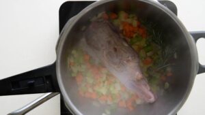 Ragoût de jarret d'agneau braisé - Faites braiser la viande jusqu'à ce qu'elle soit bien dorée, puis ajoutez une branche de romarin et du vin rouge si vous le souhaitez