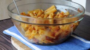 Ragoût de jarret d'agneau braisé - Si vous servez le ragoût d'agneau avec des pâtes, incorporez un peu de sauce aux pâtes dès qu'elles sont prêtes et mélangez pour bien les enrober