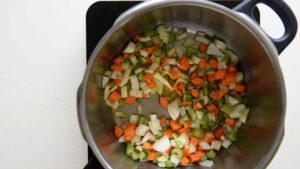 Ragoût de jarret d'agneau braisé - Faites revenir l'oignon, la carotte et le céleri, coupés en dés, afin de réaliser un soffritto