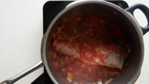 Ragoût de jarret d'agneau braisé - Ajoutez la sauce tomate et le bouillon de bœuf, mélangez puis fermez la cocotte-minute