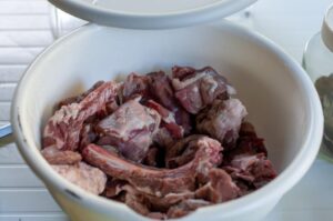 Ragoût de viande de sanglier avec sauce au chocolat épicée et riche - Lorsque le jambon et les légumes sont légèrement cuits, ajoutez la viande de sanglier