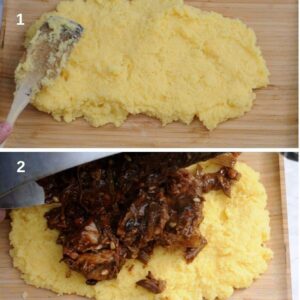 Ragoût de viande de sanglier avec sauce au chocolat épicée et riche - Service du sanglier sur la polenta