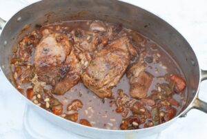 Ragoût de viande de sanglier avec sauce au chocolat épicée et riche - Ajoutez de l'eau, couvrez et laissez mijoter