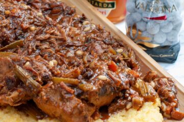 Ragoût de viande de sanglier avec sauce au chocolat épicée et riche - En-tête