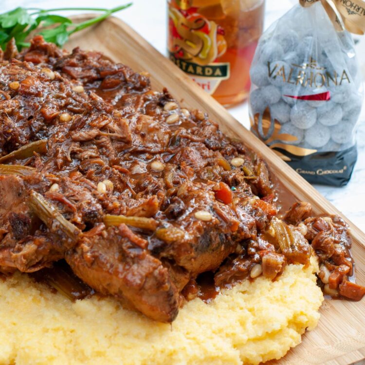 Ragoût de viande de sanglier avec sauce au chocolat épicée et riche - En-tête