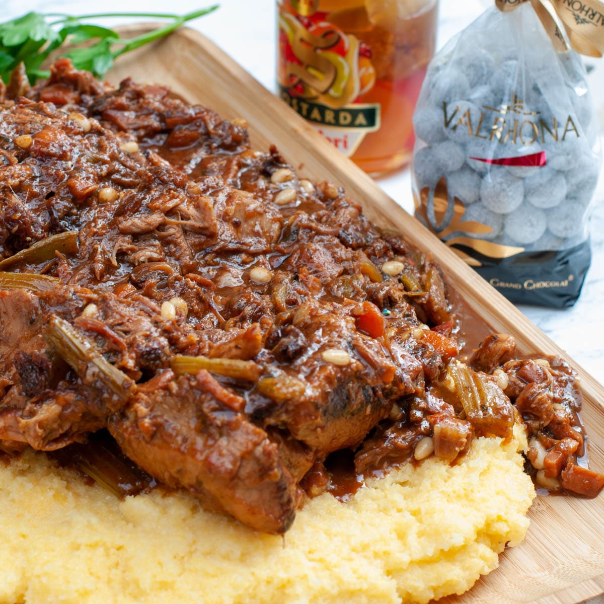 Ragoût de viande de sanglier avec sauce au chocolat épicée et riche - En-tête