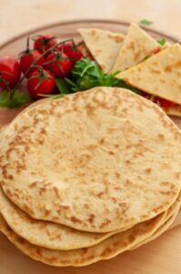 Recette Authentique de Piadina – Pain Plat Italien - Empilez-les sur une assiette et servez-les encore chaudes avec la garniture de votre choix