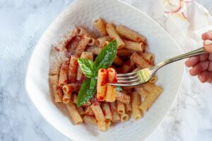 Recette Authentique et Simple de Sauce Tomate Italienne - Ajoutez un peu plus de sauce tomate sur le dessus et décorez avec quelques feuilles de basilic