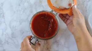 Recette Authentique et Simple de Sauce Tomate Italienne - Versez la sauce tomate dans la poêle, en prenant garde aux éclaboussures