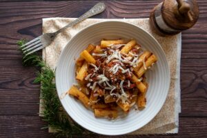 Recette Authentique et Simple de Sauce Tomate Italienne - Ajoutez le parmesan fraîchement râpé dans le saladier ou proposez-le à table pour que chacun puisse en ajouter selon ses envies