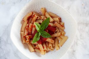 Recette Authentique et Simple de Sauce Tomate Italienne - Ajoutez immédiatement la sauce tomate et mélangez