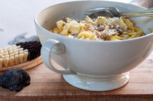 Recette Facile de Tagliatelles Fraîches à la Truffe Noire - Transférez dans un plat de service et ajoutez le Parmigiano Reggiano, fraîchement râpé