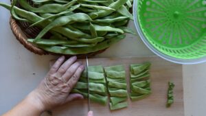 Recette Facile et Authentique de Haricots Verts à l’Italienne avec Tomates - Équeutez les haricots verts et coupez-les en morceaux de la taille d'une bouchée