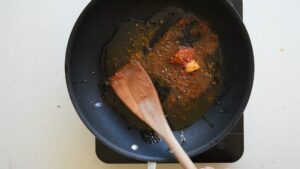 Recette Facile et Authentique de Haricots Verts à l’Italienne avec Tomates - Pour une touche épicée, incorporez la nduja dans la poêle ou, à défaut, utilisez des flocons de piment rouge selon votre préférence