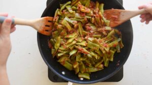 Recette Facile et Authentique de Haricots Verts à l’Italienne avec Tomates - Remuez les haricots verts de temps en temps pendant la cuisson et assurez-vous que la sauce tomate produit suffisamment de vapeur pour garder les haricots moelleux
