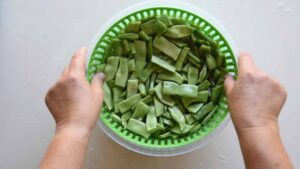 Recette Facile et Authentique de Haricots Verts à l’Italienne avec Tomates - Rincez soigneusement les haricots à l'aide d'un lave-légumes