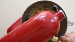 Recette Maritozzi Romains à la Crème Fouettée - Ajoutez le beurre par petites quantités et poursuivez le pétrissage jusqu'à incorporation complète.