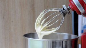 Recette Maritozzi Romains à la Crème Fouettée - Fouettez le mélange jusqu'à obtenir une texture ferme.